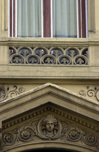 Façade principale, garde-corps du deuxième étage.