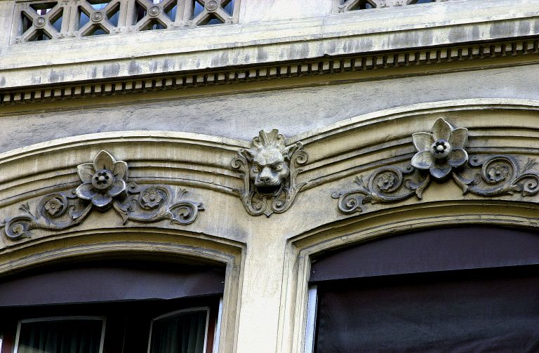 Façade principale, sommet des fenêtres du deuxième étage.
