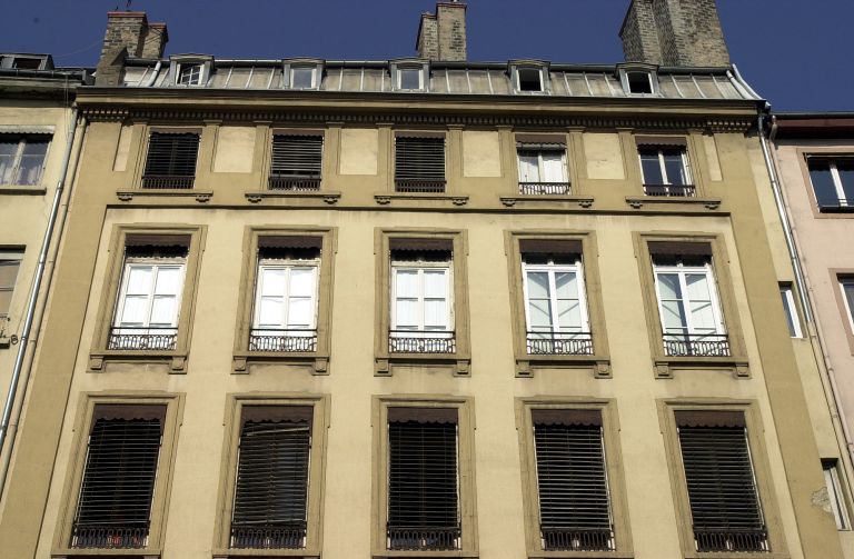 Façade, détail des étages carrés.