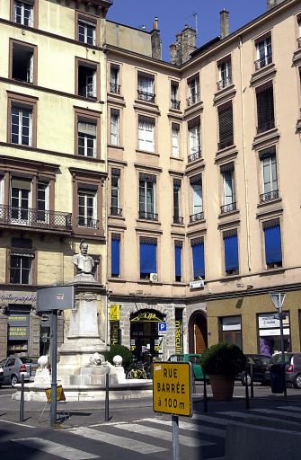 Retour de la façade à l'angle nord-ouest de la place Meissonier.