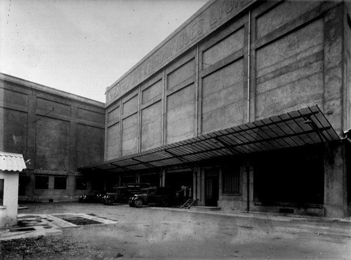Façade avec enseigne