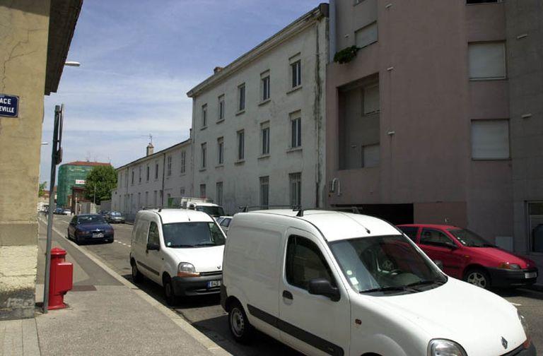 Vue ouest, bureaux et ateliers (façade blanche)