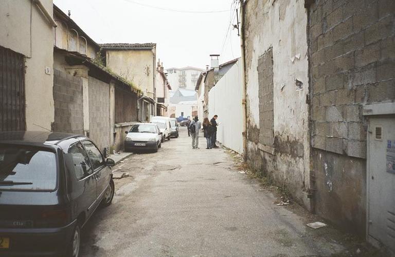 Vue de l'impasse avec ateliers de chaque côté