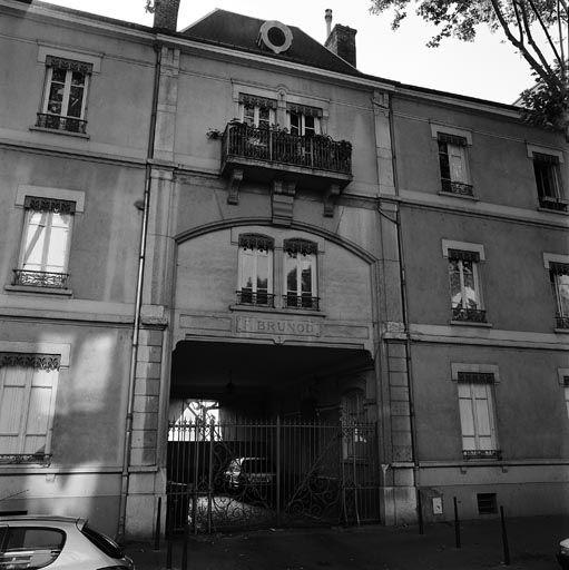 Façade principale avec enseigne