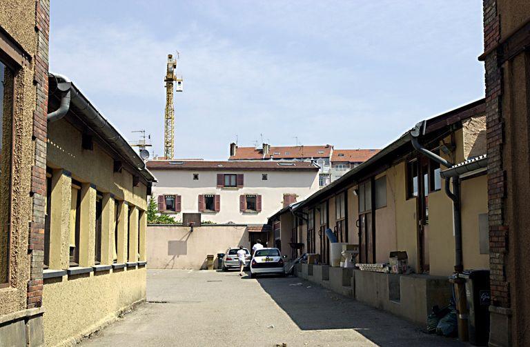 Ateliers sur les côtés, et maison patronale en fond de cour