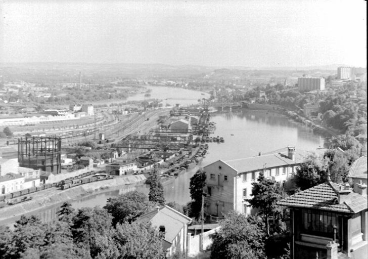 Le port depuis la rive droite de la Saône au nord, vers 1970