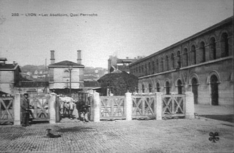 Les abattoirs, quai Perrache. Carte postale / éd. M.T.I.L. : [1914]