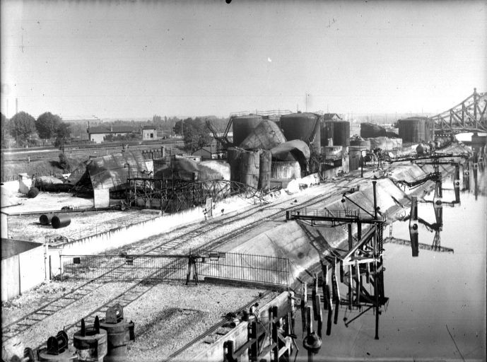 Le port pétrolier après le bombardement de 1944. Photogr. Sylvestre