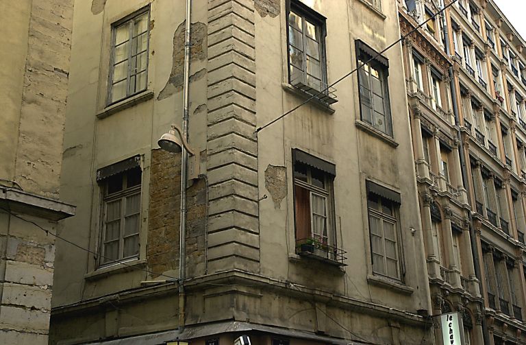 Détail de l'angle des deux façades.