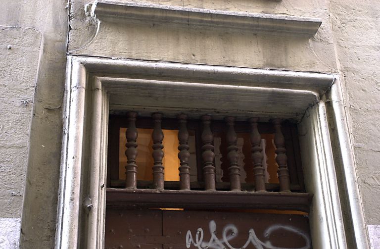 Façade rue Longue, porte, détail du tympan de menuiserie.