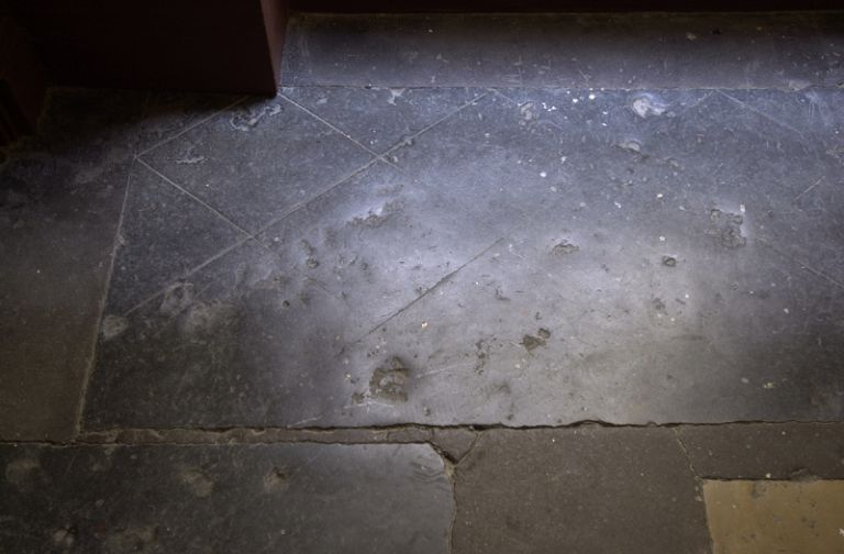 Escalier, palier du second étage, détail de la dalle gravée en faux pavage.