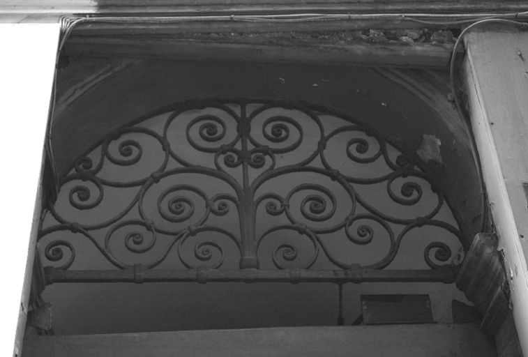 Porte, détail de la grille de tympan.
