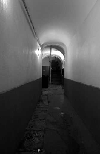 Allée sous le premier corps de bâtiment.