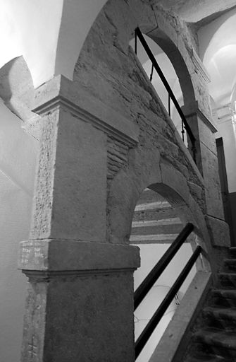 Escalier, mur noyau vue depuis le 1er repos en direction du palier du 1er étage.