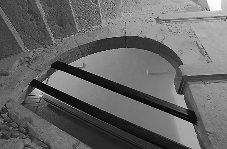 Escalier, ajourement du mur-noyau vu depuis le palier du rez-de-chaussée.