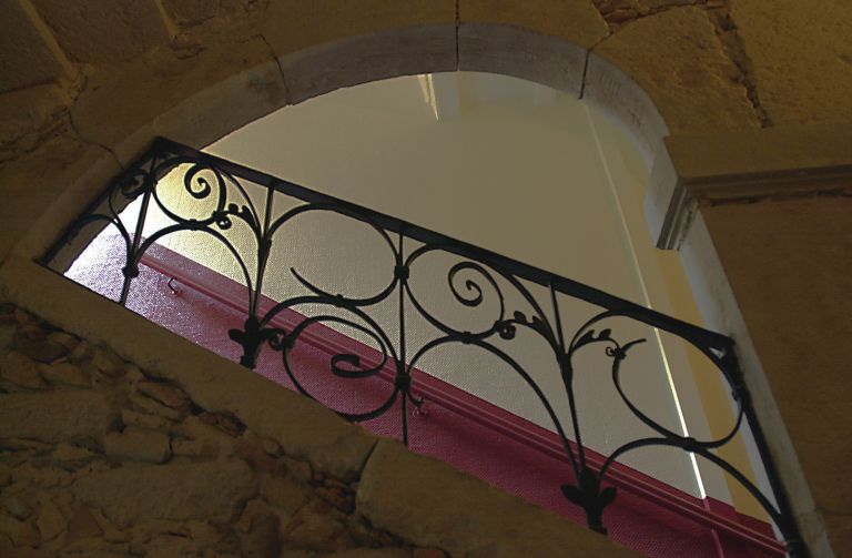 Escalier, détail d'une ferronnerie du mur noyau au 2e étage.