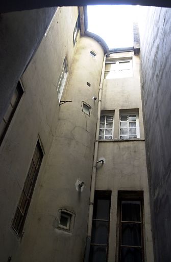 Corps au fond de la 2e cour, élévation des 3 niveaux supérieurs.