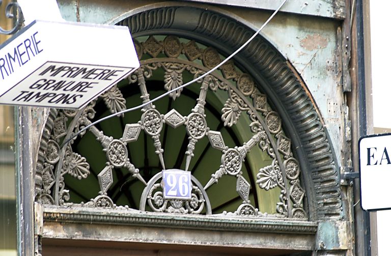 Façade principale, porte, détail de la grille de tympan.
