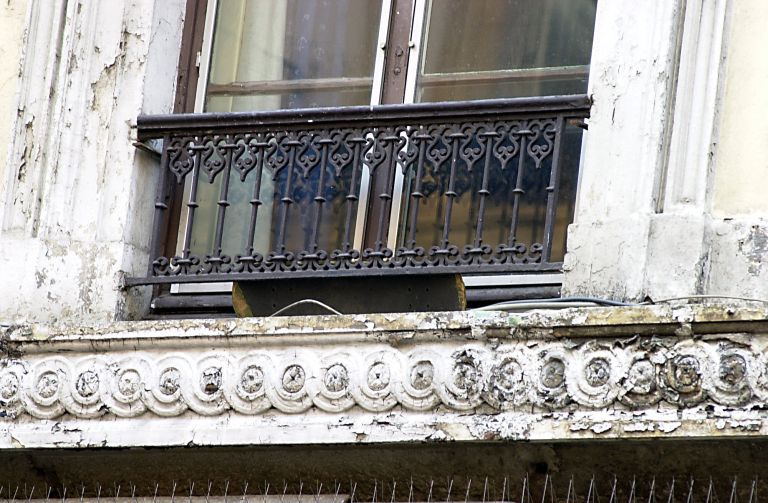Façade principale, détail du cordon entre le rez-de-chaussée et le 1er étage.