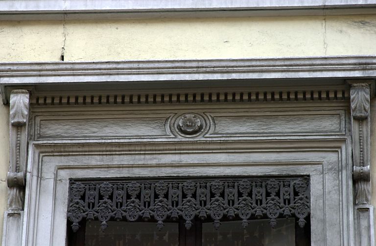 Façade principale, détail de la corniche d'une fenêtre du 2e étage.