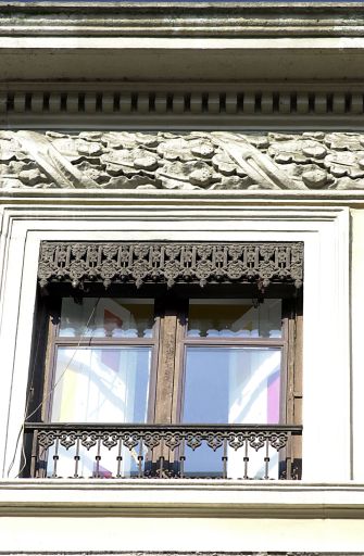 Façade principale, détail d'une fenêtre du dernier étage.