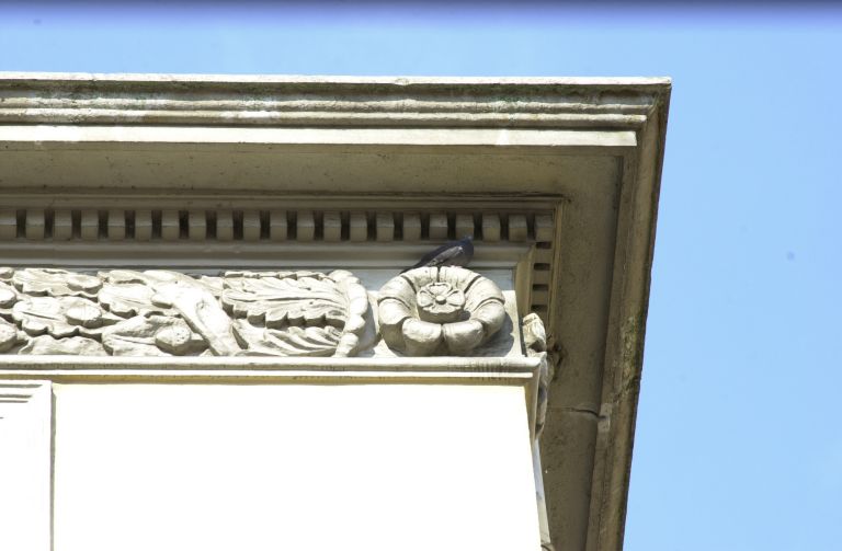 Façade principale, détail de la corniche.