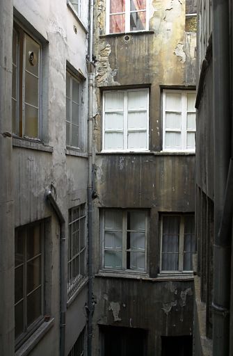 A gauche, façade sur cour de l'aile en retour, niveaux inférieurs.