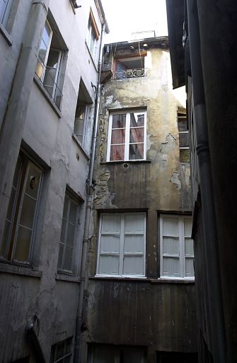 A gauche, façade sur cour de l'aile en retour, niveaux supérieurs.