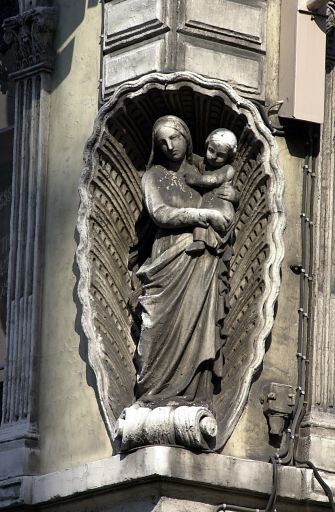 Niche de la Vierge à l'Enfant à l'angle de la rue et de la place.
