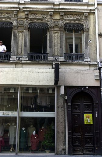 Façade principale, détail de la porte et des fenêtres du 2e niveau.