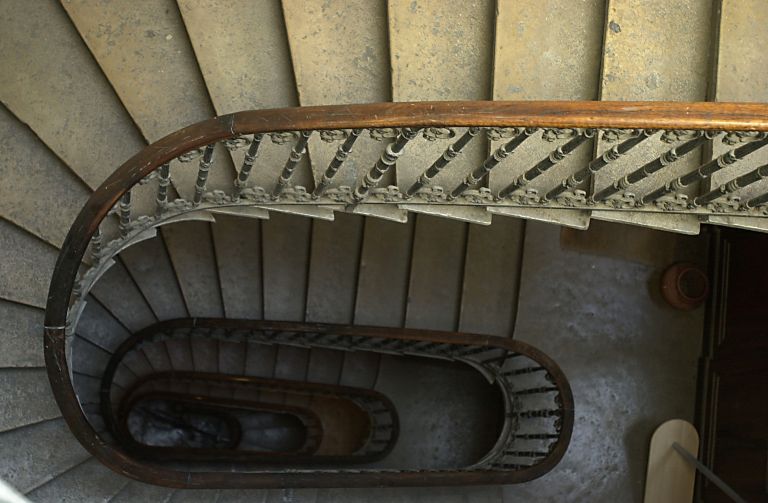Vue générale de l'escalier depuis le haut.