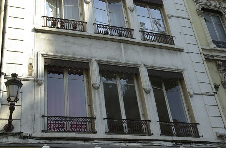 Façade principale, détail des fenêtres du 1er étage.