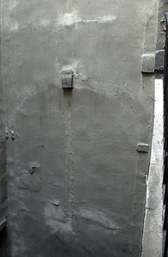 Corps de galeries séparant les deux cours, vue d'un arc murée depuis l'escalier.