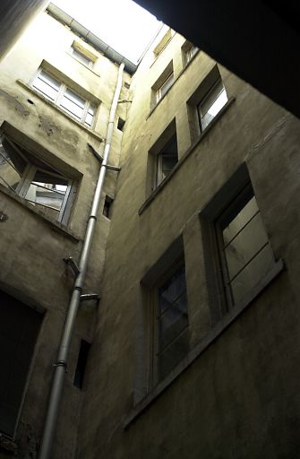 Cour, vue des 2 corps de bâtiment depuis l'escalier.