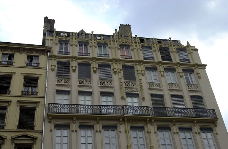 Façade principale rue Chavanne, vue rapprochée des derniers niveaux.
