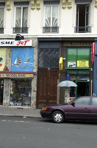 Façade principale rue Chavanne, détail de la porte.