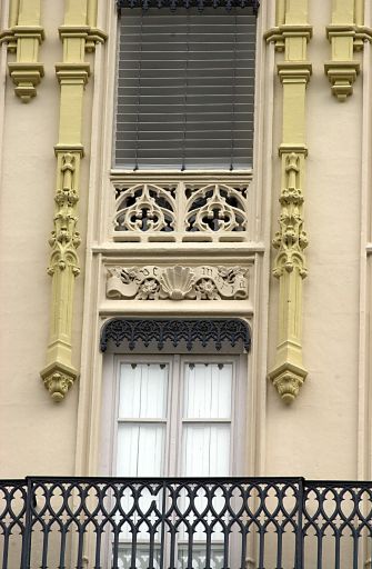 Façade principale rue Chavanne, détail de la baie axiale du 4e étage.