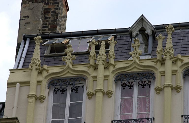Façade principale sur la rue Chavanne, baies du dernier étage.