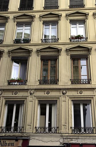 Façade principale, détail des étages.