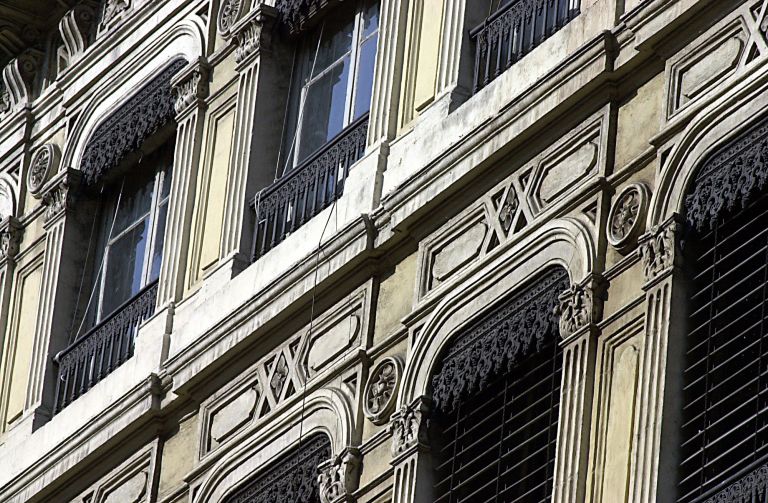 Façade principale, détail du décor des deux derniers niveaux.