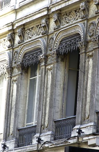 Façade principale, détail des fenêtres du 2e niveau.