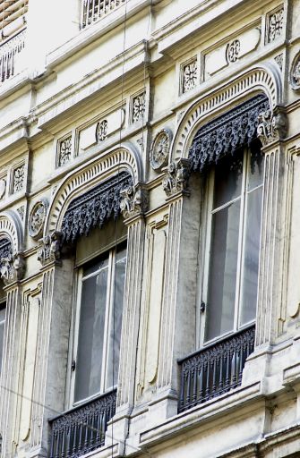 Façade principale, détail des fenêtres du 3e niveau.