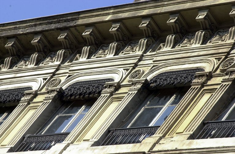 Façade principale, détail de la corniche.