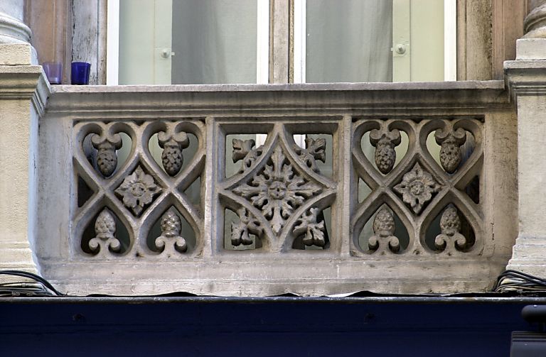 Façade principale, fenêtre du 1er étage, détail du garde-corps.