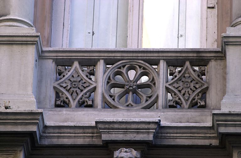 Façade principale, fenêtre du 2e étage, détail du garde-corps.