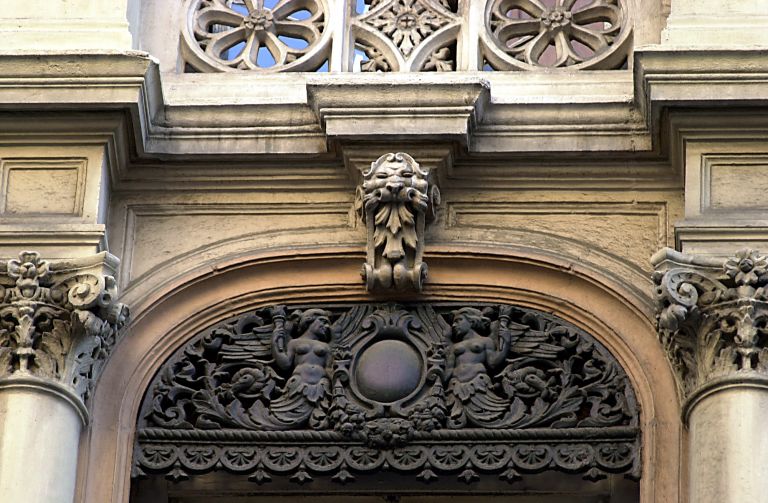 Façade principale, fenêtre du 2e étage, détail du lambrequin.