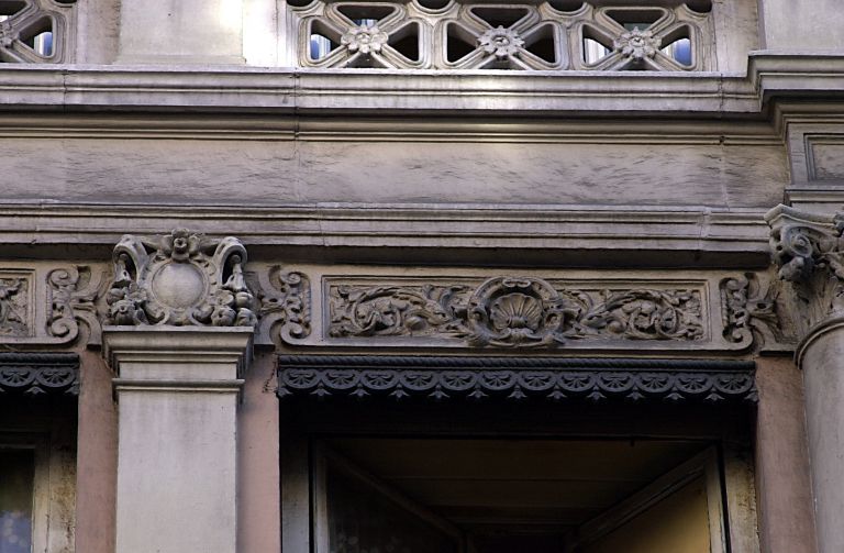 Façade principale, détail d'une fenêtre du 3e étage.