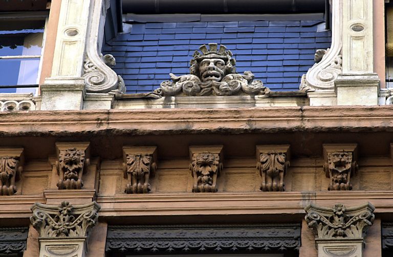 Façade principale, détail de la corniche.