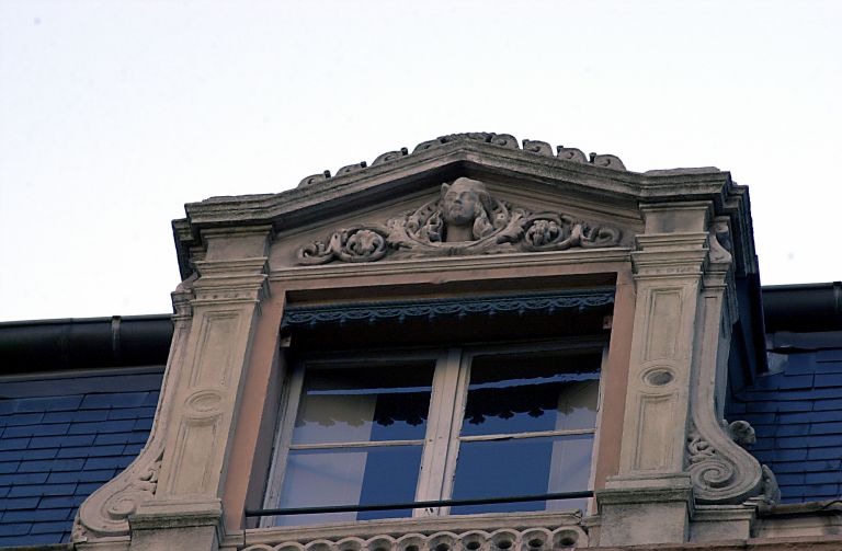 Façade principale, lucarne axiale.