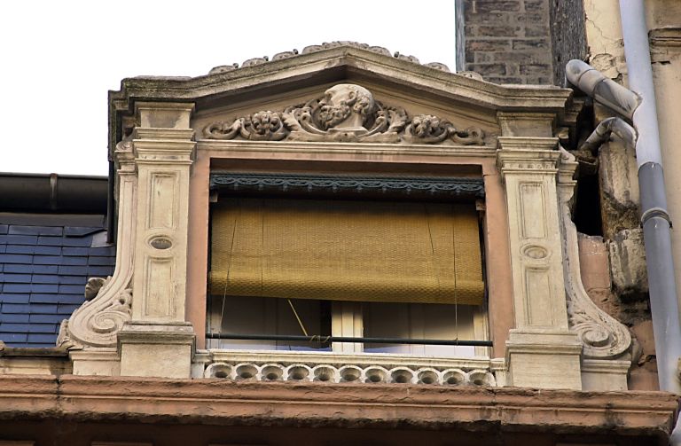 Façade principale, détail de la lucarne latérale droite.